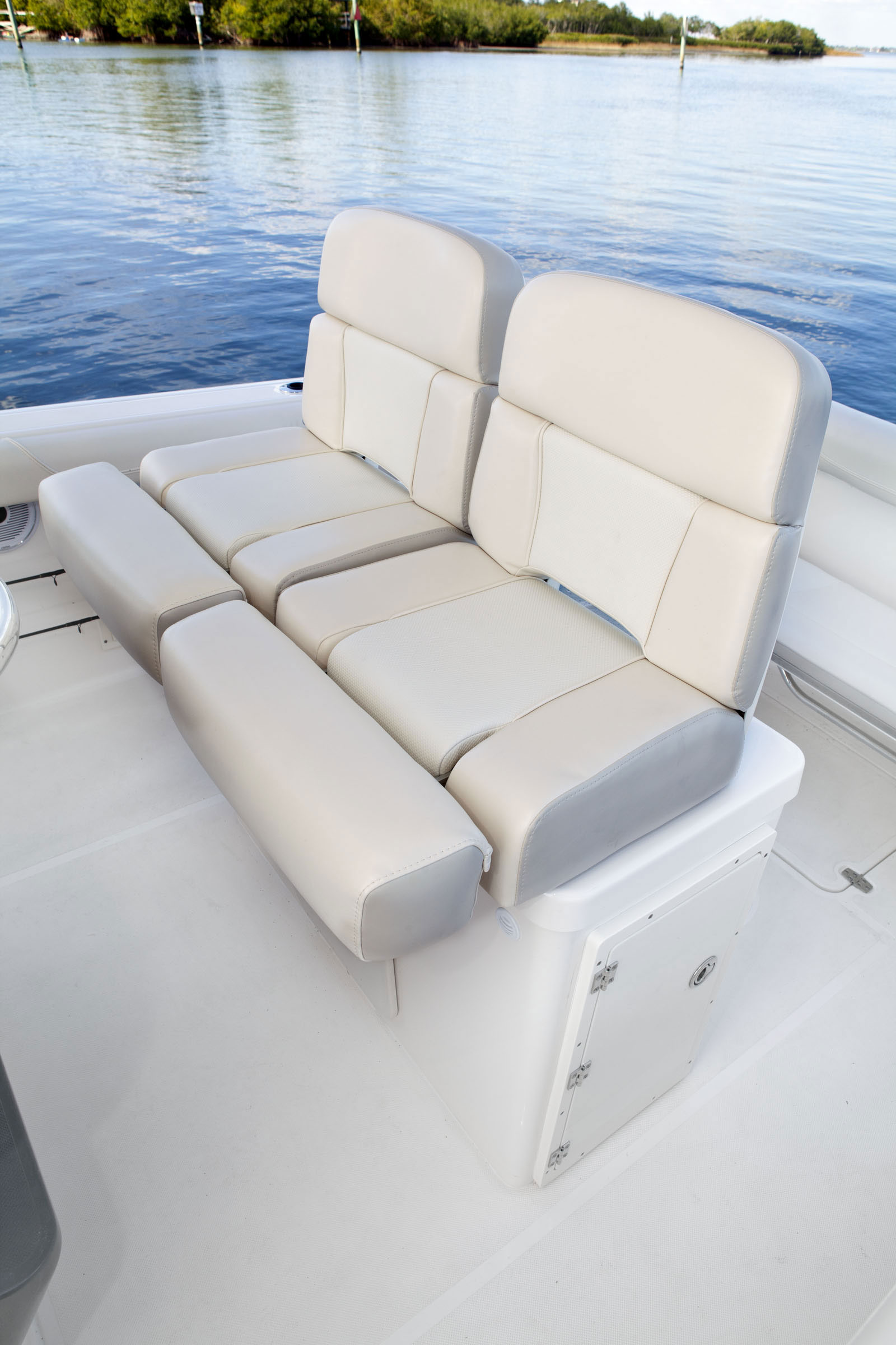 pursuit C 260 CENTER CONSOLE-14