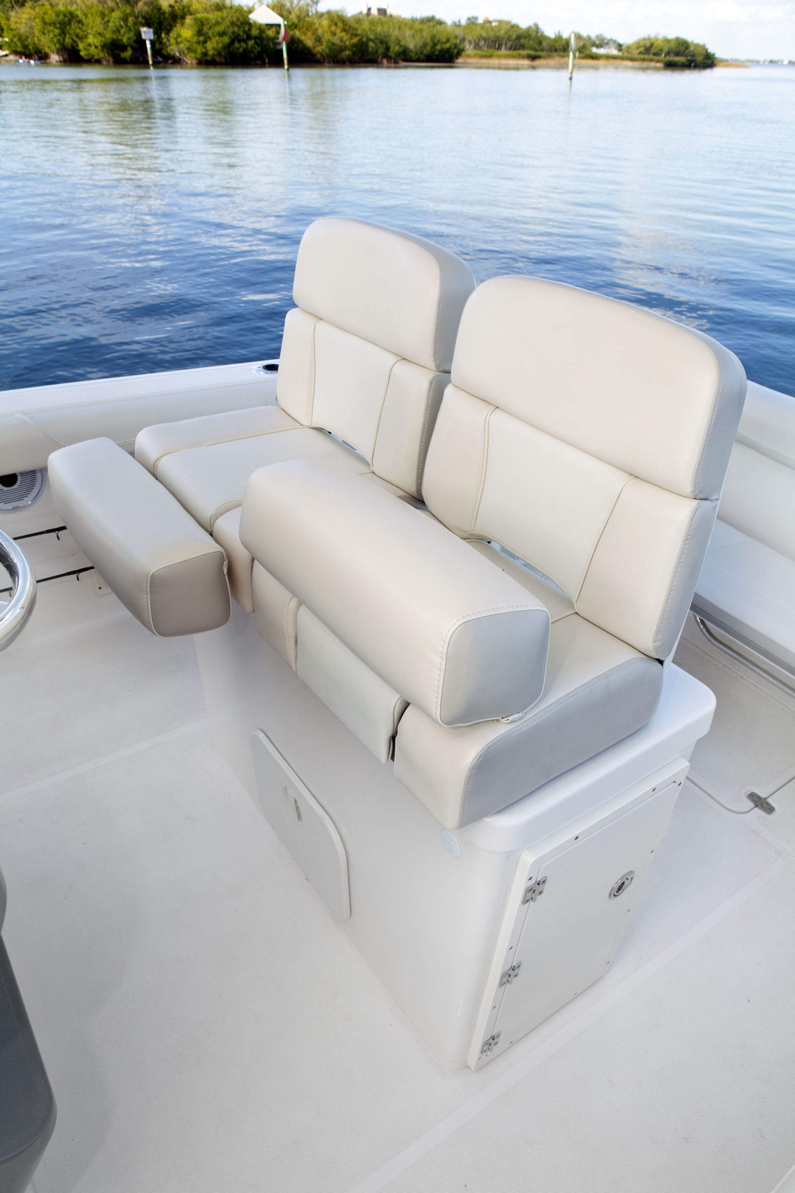 pursuit C 260 CENTER CONSOLE-16